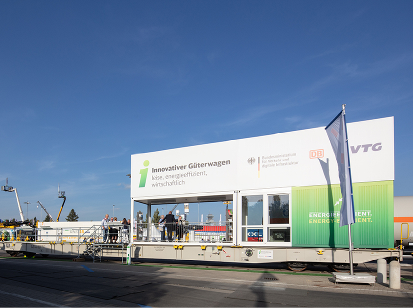 BMVI-Messestand auf der InnoTrans Außengelände